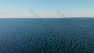 孤独的白色游艇帆距离蓝色的无限海地平线高空中方法